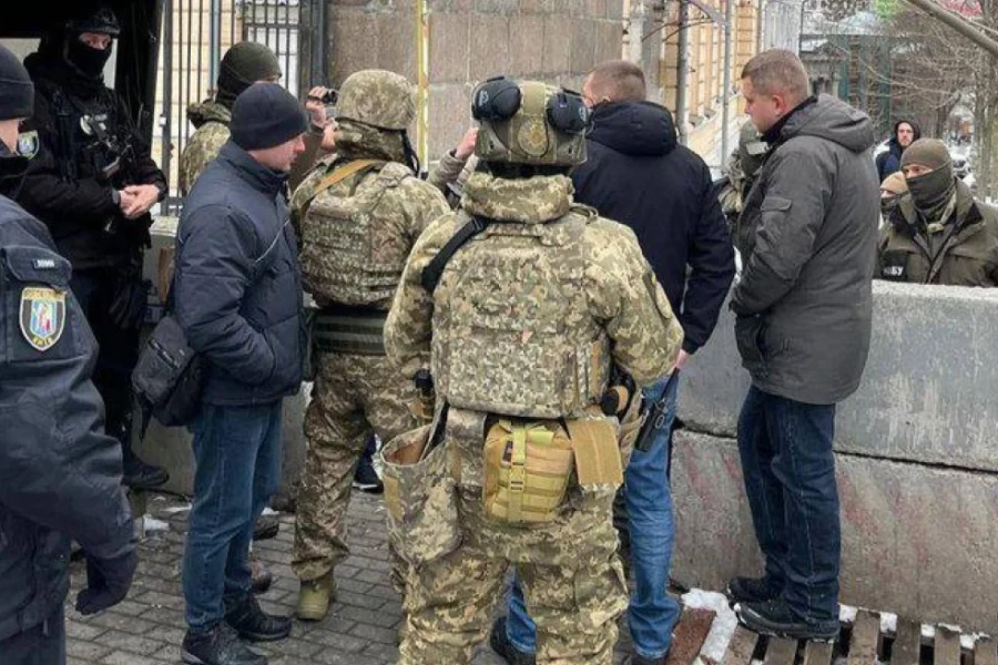 Η υπηρεσία καταπολέμησης της διαφθοράς της Ουκρανίας κατηγορεί βουλευτές για δωροδοκίες, έφοδοι σε κυβερνητικά γραφεία