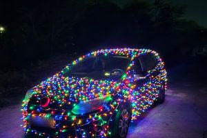 (ΦΩΤΟ & ΒΙΝΤΕΟ) Το στολισμένο αυτοκίνητο που έγινε viral στο Ηράκλειο