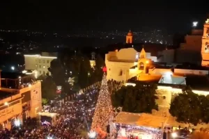 Βηθλεέμ: Φωταγωγήθηκε το χριστουγεννιάτικο δέντρο για πρώτη φορά από την έναρξη του πολέμου στη Γάζα