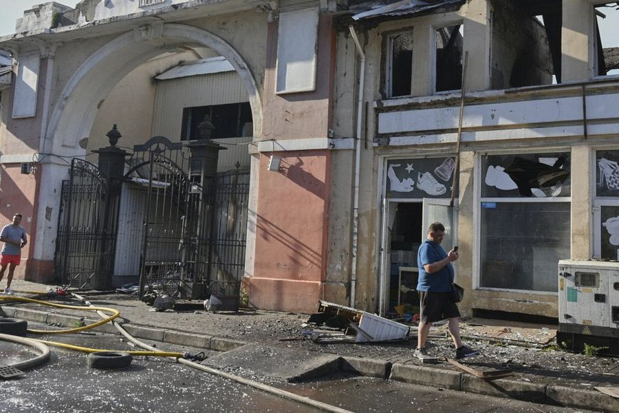 Η Ρωσία χτύπησε το λιμάνι της Οδησσού – Ζημιές σε εμπορικό πλοίο