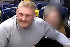 (Βίντεο) Επίθεση σοκ μεθυσμένου σε τρένο στη Βρετανία – Όρμηξε με μπουκάλι σε επιβάτες