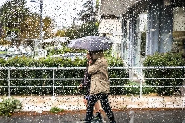 Πορτοκαλί προειδοποίηση από την ΕΜΥ: Ισχυρές βροχές, καταιγίδες και χαλαζοπτώσεις – Ποιες περιοχές επηρεάζονται