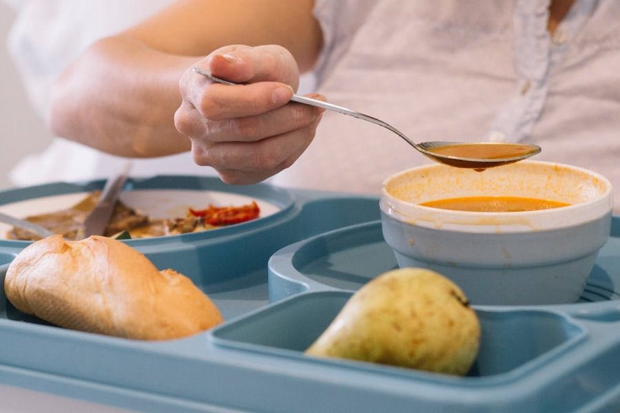 ΠΑΓΝΗ: Βάρδια  με ένα μάγειρα και 3 βοηθούς για να ταΐσουν εκατοντάδες ασθενείς