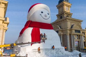 Κίνα: Έφτιαξαν χιονάνθρωπο ύψους 19 μέτρων – Βίντεο timelapse