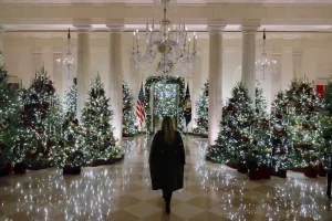 Μελάνια Τραμπ: Αποκάλυψε τον φετινό χριστουγεννιάτικο στολισμό του Λευκού Οίκου