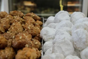 «Τσουχτερό» το χριστουγεννιάτικο τραπέζι: Τιμές «χρυσού» για κρέατα, κουραμπιέδες και μελομακάρονα