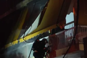 Χωρίς τις αισθήσεις τους δύο άνδρες που εγκλωβίστηκαν σε φωτιά σε διαμέρισμα στην Καλλιθέα