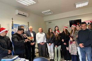 Μαθητές του Λυκείου Βιάννου είπαν τα κάλαντα συνοδεία λύρας στον Δήμαρχο