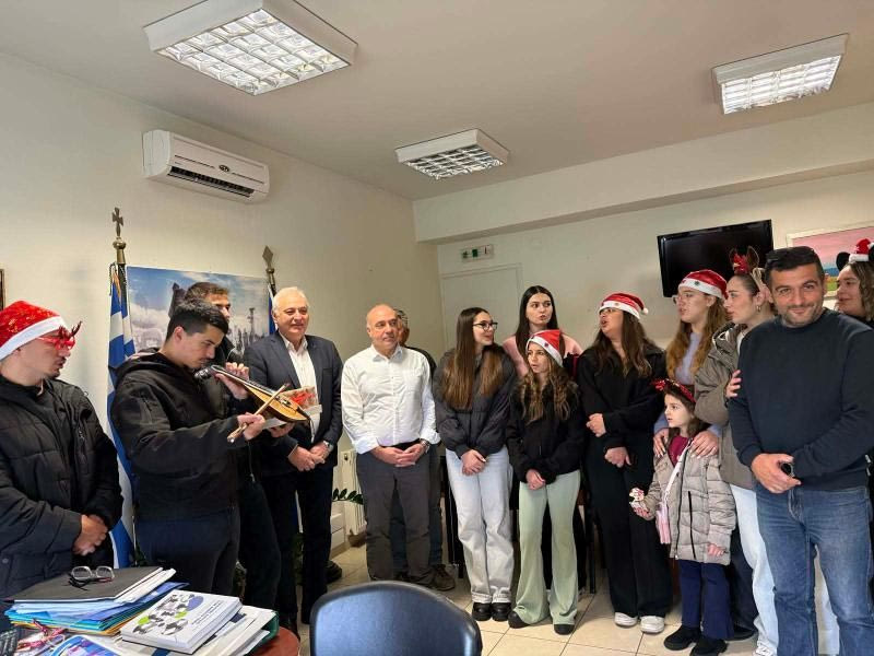 Μαθητές του Λυκείου Βιάννου είπαν τα κάλαντα συνοδεία λύρας στον Δήμαρχο
