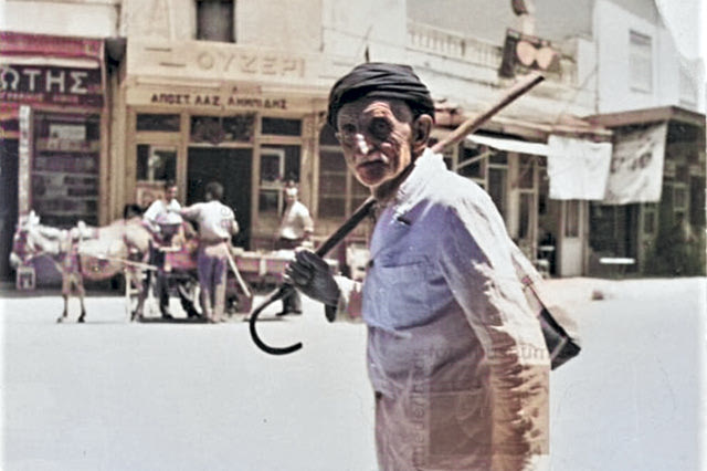 Άνδρας σε δρόμο του Ηρακλείου, το 1957