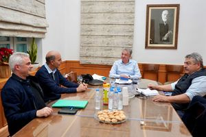 Στο επίκεντρο της συνάντησης Σταύρου Αρναουτάκη και Αντώνη Περράκη η πορεία των έργων στον Δήμο Καντάνου – Σελίνου