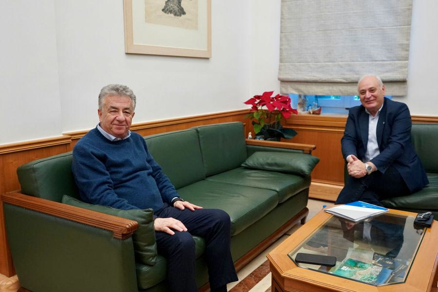 Συνάντηση εργασίας του Σταύρου Αρναουτάκη με τον Παύλο Μπαριτάκη για τα έργα στη Βιάννο