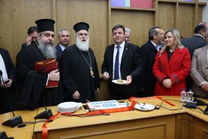 (ΦΩΤΟ) Η Περιφέρεια Κρήτης έκοψε την πρωτοχρονιάτικη βασιλόπιτα για το 2026