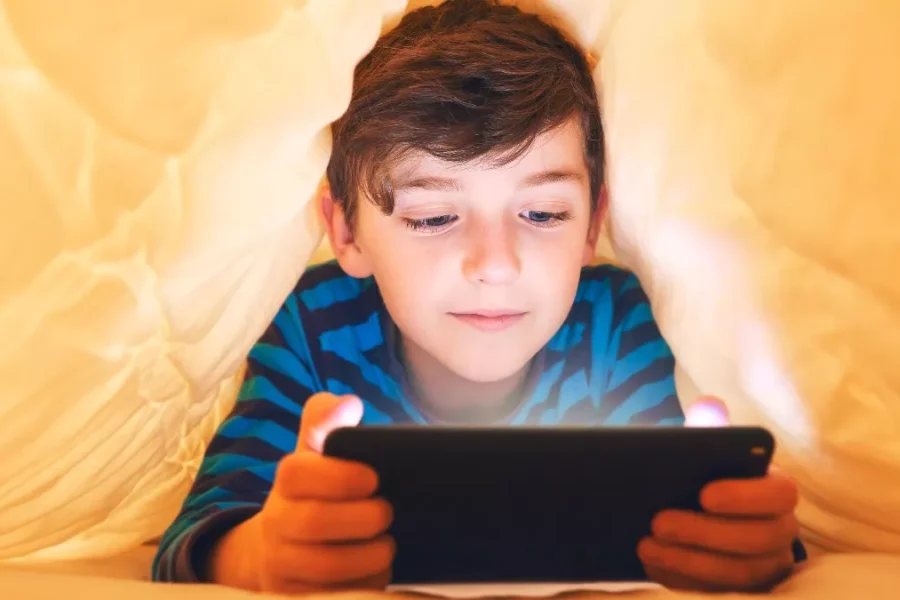 Γονείς: Το να πάρετε τη συσκευή από το παιδί γυρίζει μπούμερανγκ – Νέες οδηγίες για παιδιά και οθόνες