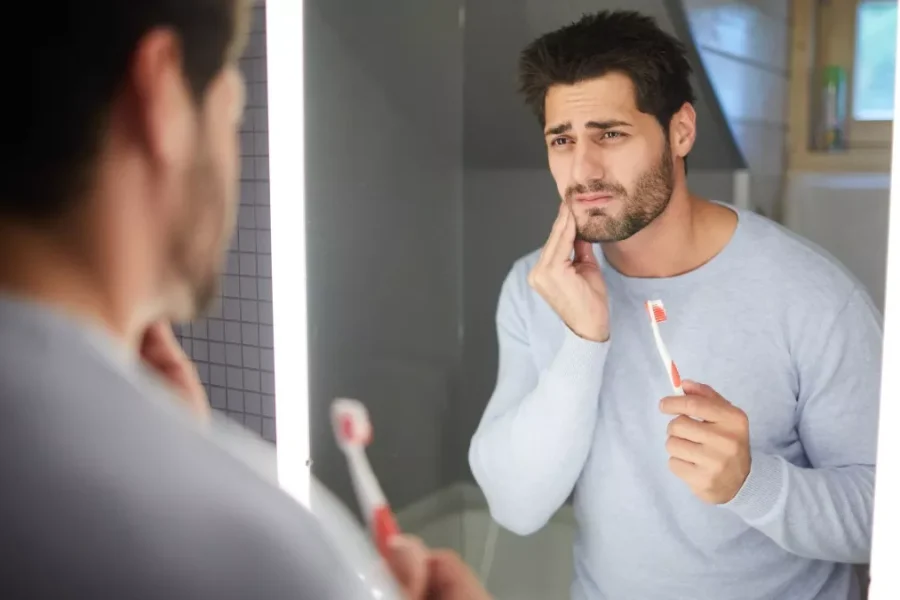 Πρησμένα ούλα που πονούν και ματώνουν; Τι φταίει και πώς αντιμετωπίζεται