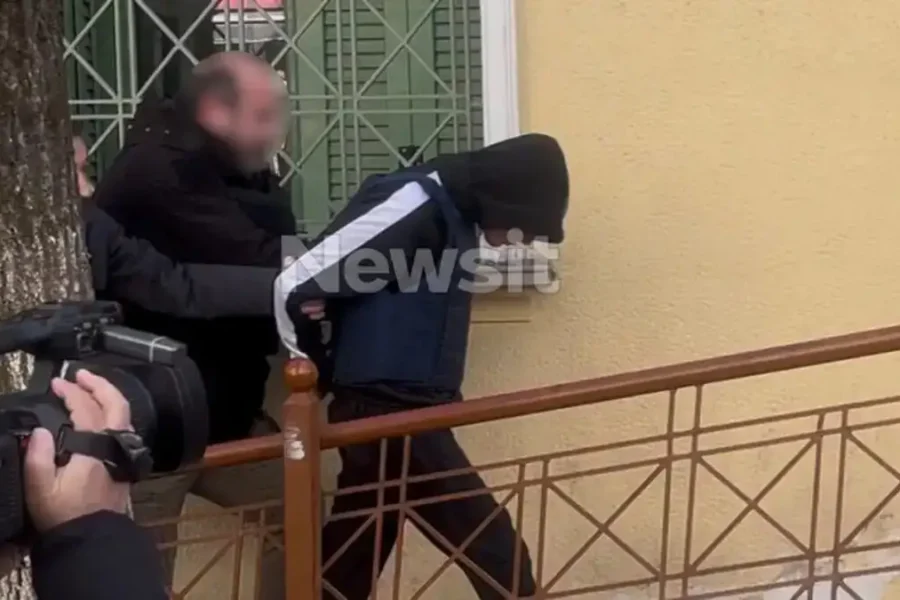 Σέρρες: «Ελπίζω να είναι ψέματα ότι τον μαστίγωσαν με ηλεκτρικό καλώδιο» λέει η μητέρα του 15χρονου δράστη που ξυλοφορτώθηκε μέσα στις φυλακές