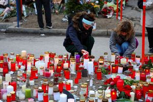 Νέο συγκλονιστικό βίντεο από τη στιγμή που η φονική πυρκαγιά εξαπλώνεται στο μπαρ του Κραν Μοντανά