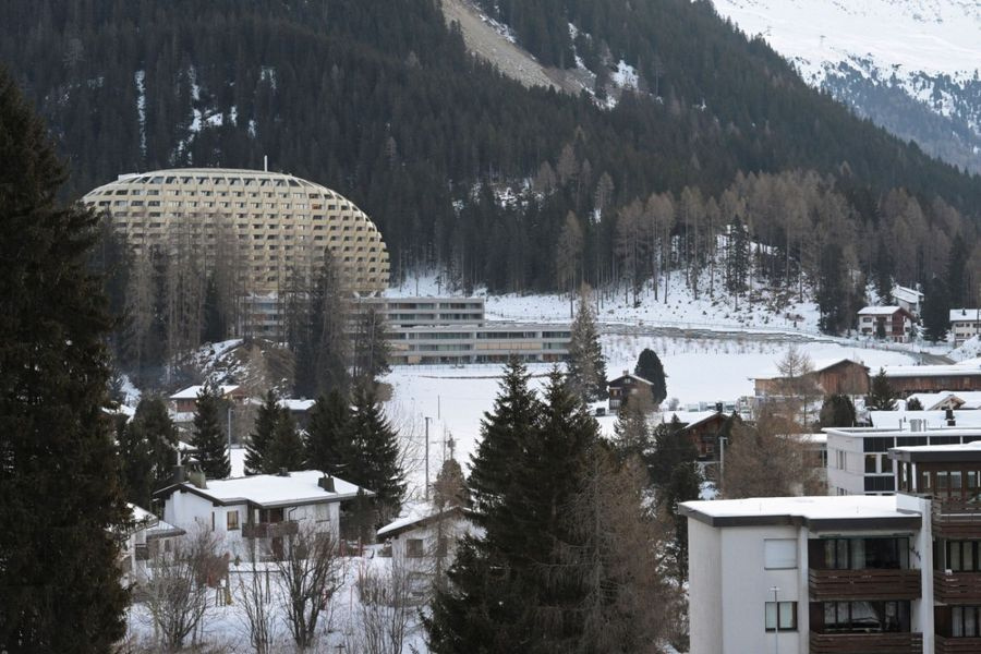 Σύνοδος στο Νταβός: Ο Τραμπ προσγειώθηκε στη Ζυρίχη – Διπλωματικός πυρετός ενόψει της ομιλίας του