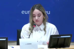 Συγκλόνισε στο Ευρωκοινοβούλιο η 20χρονη που ο πατέρας της δολοφόνησε με 17 μαχαιριές τη μάνα της στο Μενίδι: Είμαι εδώ για όσα παιδιά έμεναν πίσω