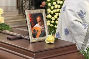 (ΦΩΤΟ) Ρίγη συγκίνησης στον τελευταίο αποχαιρετισμό στον Γιάννη Ξυλούρη (Ψαρογιάννη)