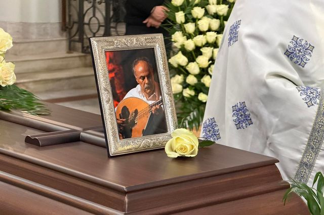 (ΦΩΤΟ) Ρίγη συγκίνησης στον τελευταίο αποχαιρετισμό στον Γιάννη Ξυλούρη (Ψαρογιάννη)