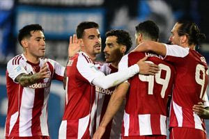 Super League: Εύκολες εκτός έδρας νίκες για Ολυμπιακό και ΠΑΟΚ