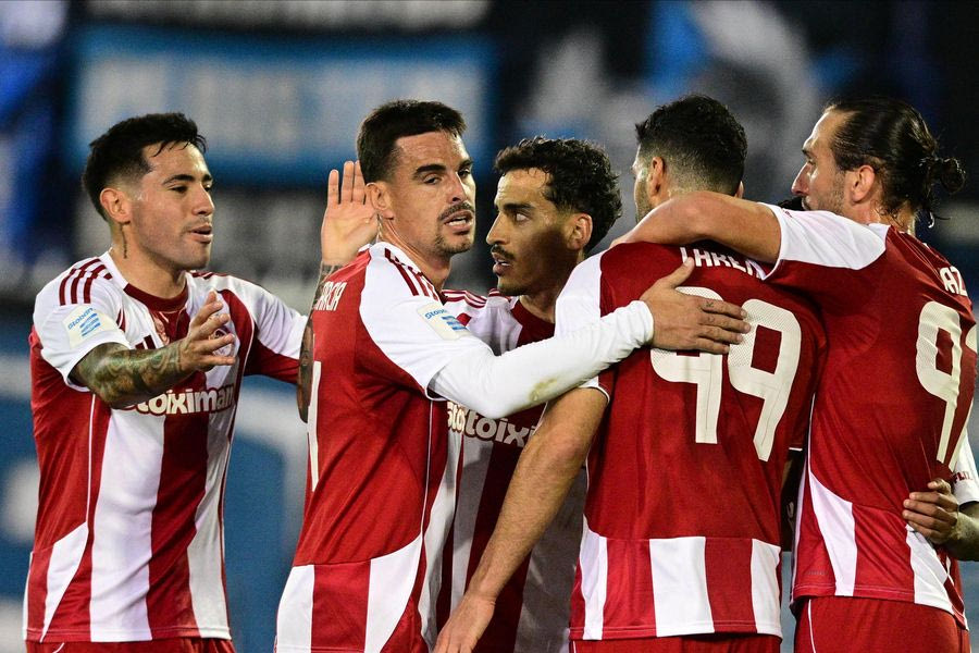 Super League: Εύκολες εκτός έδρας νίκες για Ολυμπιακό και ΠΑΟΚ