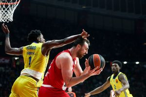 Ευρωλίγκα: Παράσταση Βεζένκοβ και τρίτη σερί νίκη του Ολυμπιακού