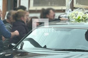 (ΦΩΤΟ) Ανώπολη: Αποχαιρέτησαν τον 35χρονο Νίκο – Σκηνές αρχαίας τραγωδίας έξω από την επιχείρηση της οικογένειας