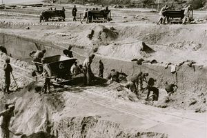 Γι’ αυτούς που εθελοντικά φωνάξανε παρών, στα ηρωικά σαλπίσματα της μαύρης κατοχής…