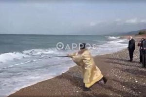 Ιερέας έριξε το σταυρό στη θάλασσα με καλάμι ψαρέματος