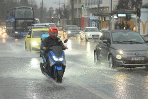 Κακοκαιρία: Κατέρρευσε παλιό σπίτι στην Πάτρα