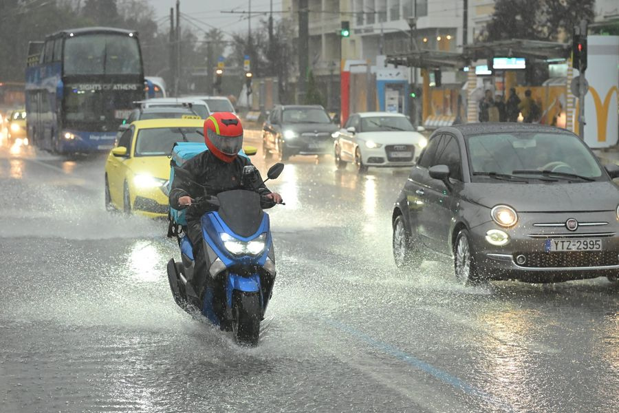 Κακοκαιρία: Κατέρρευσε παλιό σπίτι στην Πάτρα
