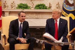 Με την απειλή casus belli από την Άγκυρα, τη μισή Κύπρο υπό κατοχή, τη «Γαλάζια Πατρίδα» να αμφισβητεί το Αιγαίο, τους Τούρκους να αλωνίζουν στην περιοχή, ο Κυριάκος ταυτίστηκε με τον στρατοχωροφύλακα Τραμπ, που στήνει Παγκόσμια Δικαστήρια στις ΗΠΑ και δια-γράφει το Διεθνές Δίκαιο!