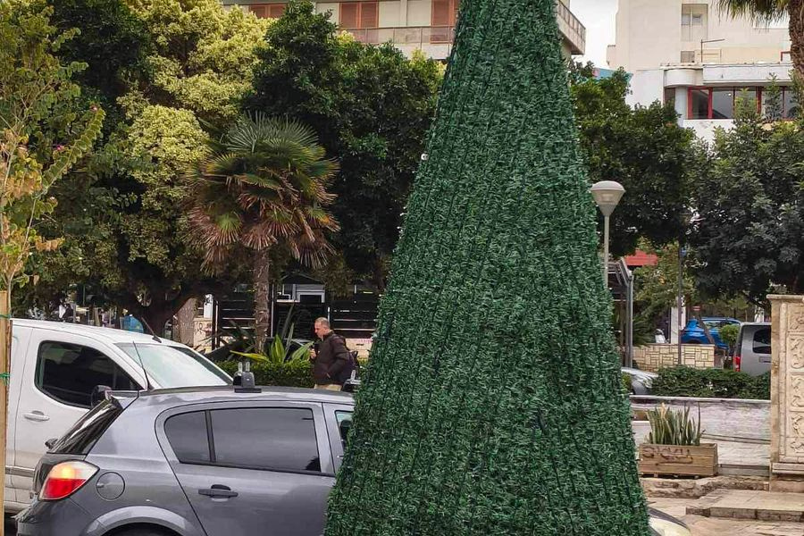 Τα Χριστούγεννα έφυγαν, τα στόλιδια έμειναν-Ακόμα να ξεστολίσει ο δήμος Ηρακλείου