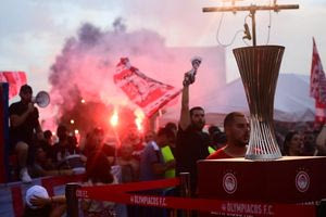 Οι φίλοι του Ολυμπιακού έφθασαν με καράβι στο Ηράκλειο για τον τελικό του Σούπερ Καπ