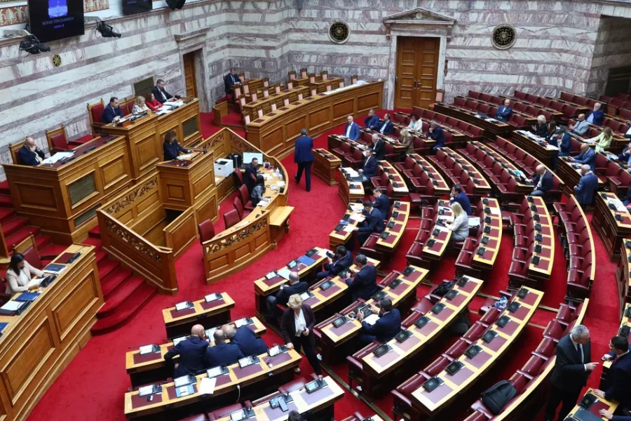 Βουλή: Ένταση και ολιγόλεπτη διακοπή στη συζήτηση για το αγροτικό