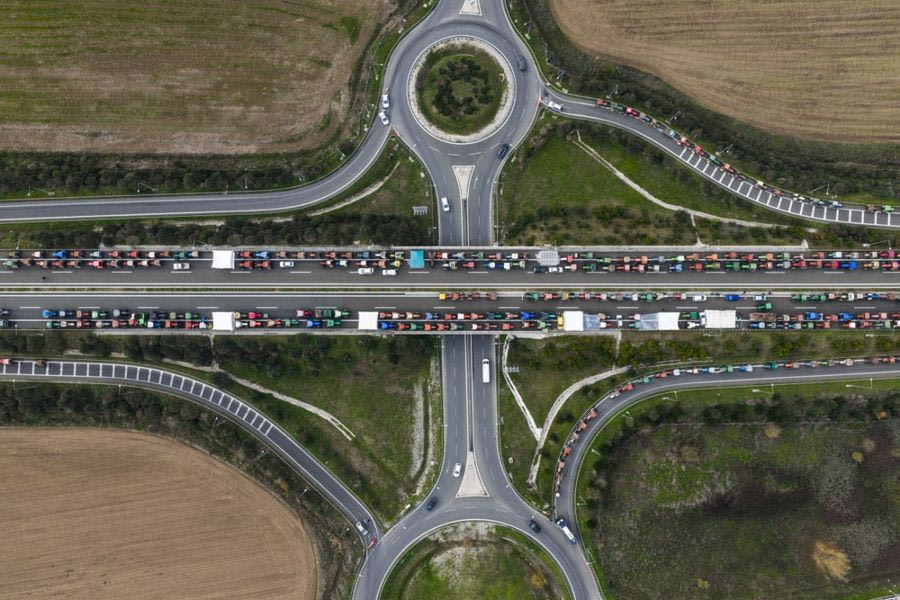 Ανυποχώρητοι οι αγρότες ετοιμάζονται για τον 48ωρο αποκλεισμό