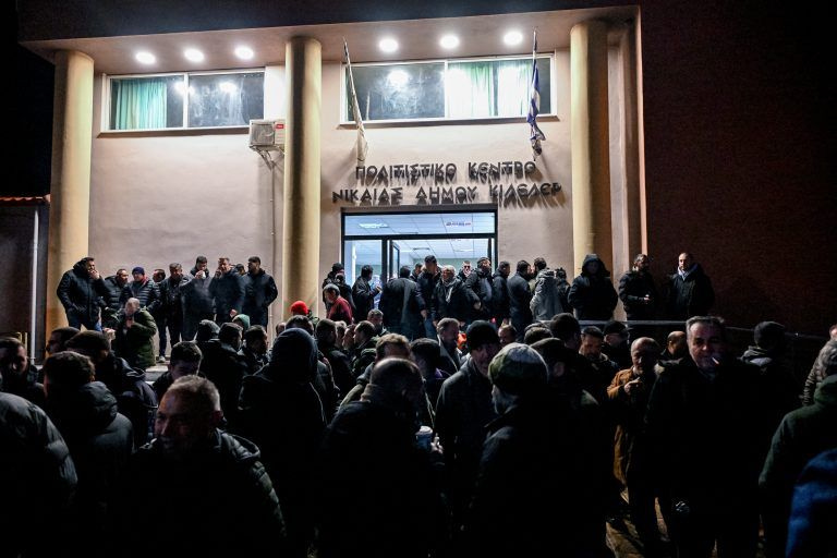 Τι αποφάσισαν οι «σκληροί» των μπλόκων – Αποχωρούν σταδιακά τα τρακτέρ, πρόταση να «κατέβουν» στην Αθήνα