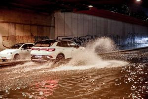 Συναγερμός στην Αττική: 112 για εκκένωση στον Ασπρόπυργο, δρόμοι-ποτάμια και φουσκωμένα ρέματα