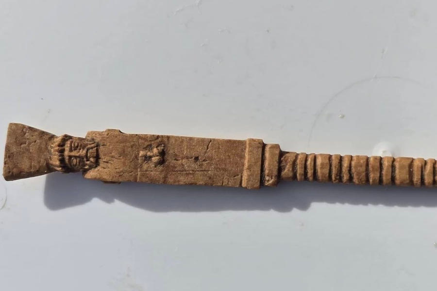 Βρέθηκε άθικτη κεραμική γραφίδα του 5ου αιώνα π.Χ με τη μορφή του Διονύσου