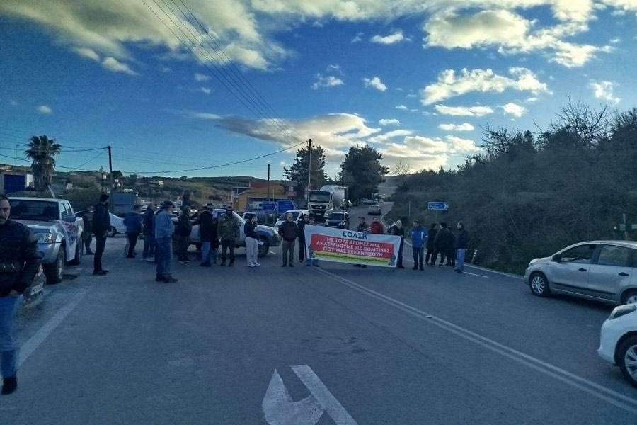 ΦΩΤΟ: Αγροτοκτηνοτρόφοι έκλεισαν συμβολικά τον κόμβο στα Πεζά Ηρακλείου