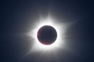 Ολική έκλειψη Ηλίου: Η Ευρώπη θα βιώσει το φαινόμενο έπειτα από 27 χρόνια