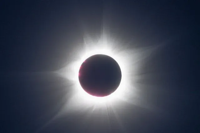 Ολική έκλειψη Ηλίου: Η Ευρώπη θα βιώσει το φαινόμενο έπειτα από 27 χρόνια