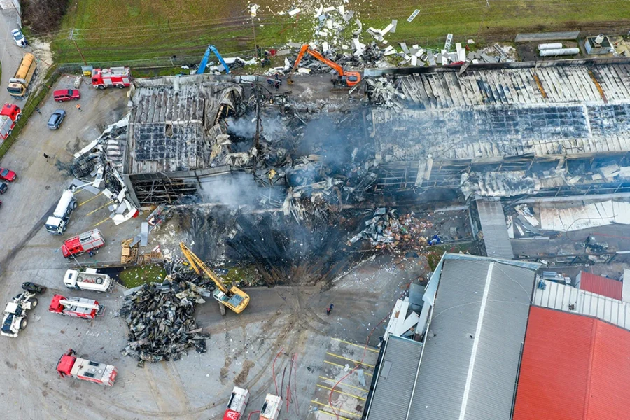 Συνελήφθη ο ιδιοκτήτης του εργοστασίου Βιολάντα και ακόμη δύο στελέχη μετά την τραγωδία στα Τρίκαλα