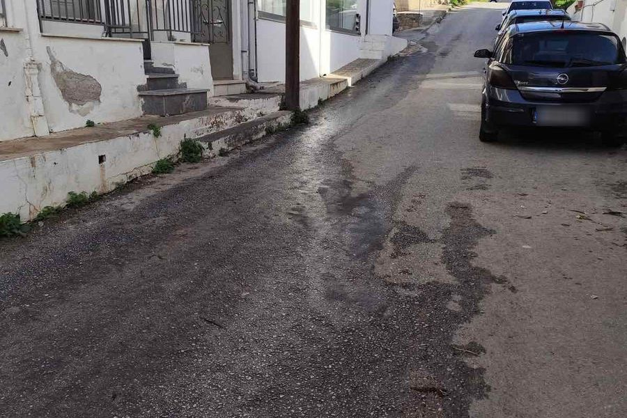 Απίστευτο: Τρέχουν τα νερά στο δρόμο εδώ και έναν χρόνο! – Ακόμα να βρουν την διαρροή εν μέσω λειψυδρίας