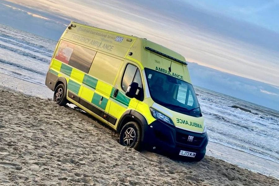 Διάσωση με… απρόοπτα: Ασθενοφόρο κόλλησε στην άμμο με τον ασθενή μέσα