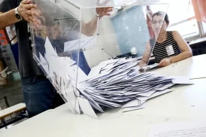 MRB: Έπεσε στην 3η θέση το ΠΑΣΟΚ, το πέρασε ξανά η Πλεύση, στις 16 μονάδες το προβάδισμα της ΝΔ