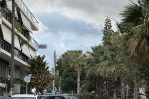 Αναμμένα τα φώτα… μεσημεριάτικα στην λεωφόρο Εθνικής Αντιστάσεως