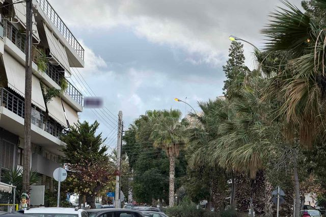 Αναμμένα τα φώτα… μεσημεριάτικα στην λεωφόρο Εθνικής Αντιστάσεως